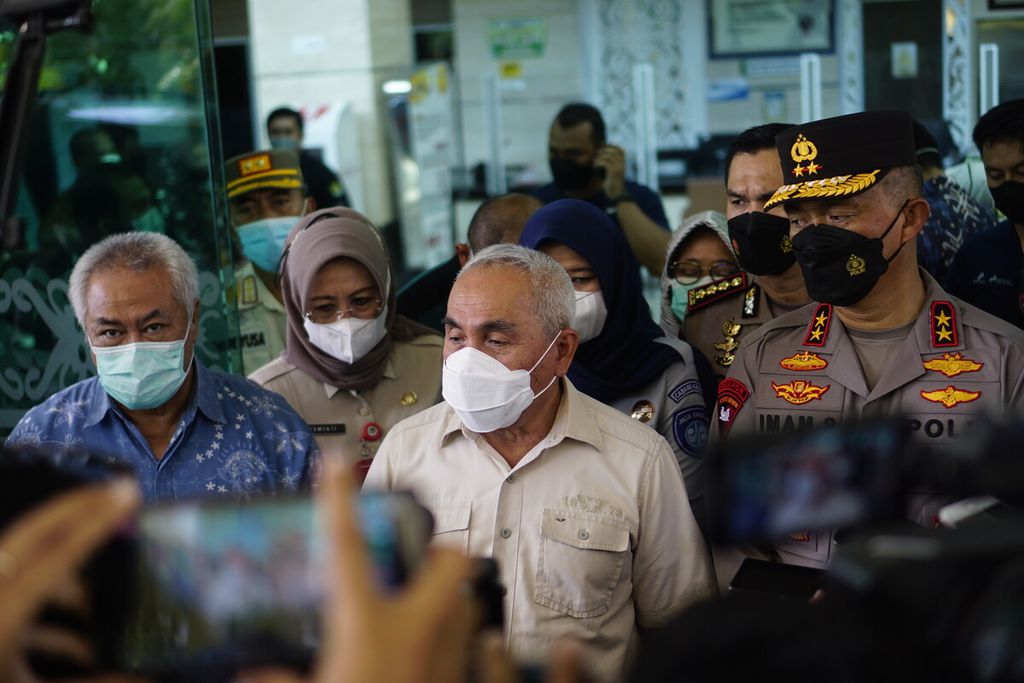 Gubernur Kalimantan Timur Isran Noor (tengah) diwawancara setelah menjenguk korban kecelakaan maut Simpang Rapak yang dirawat di RSKD Balikpapan, Sabtu (22/1/2022).