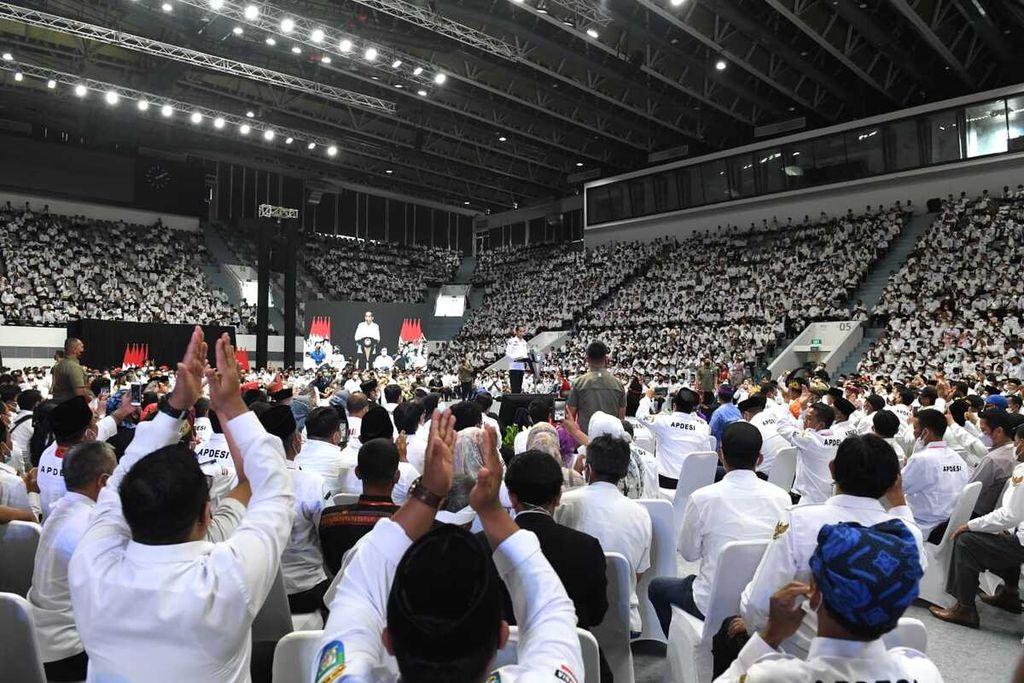 Presiden Joko Widodo memberikan sambutan dalam pembukaan Silaturahmi Nasional Asosiasi Pemerintah Desa Seluruh Indonesia (Apdesi) di Istora Senayan, Jakarta, Selasa (29/3/2022). Indonesia memiliki setidaknya 74.900 desa.