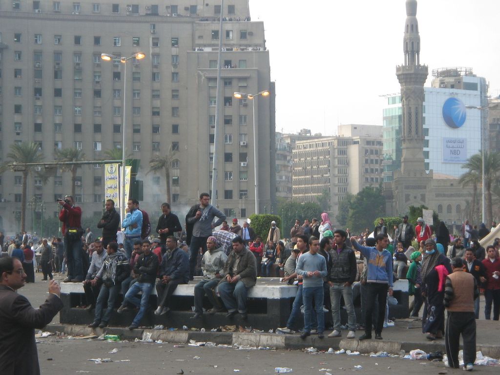 Alun-alun Tahrir, Mesir, pada 2011. Alun-alun ini menjadi ruang terbuka yang digunakan para pengunjuk rasa untuk menyampaikan protes terhadap pemerintahan saat itu. 