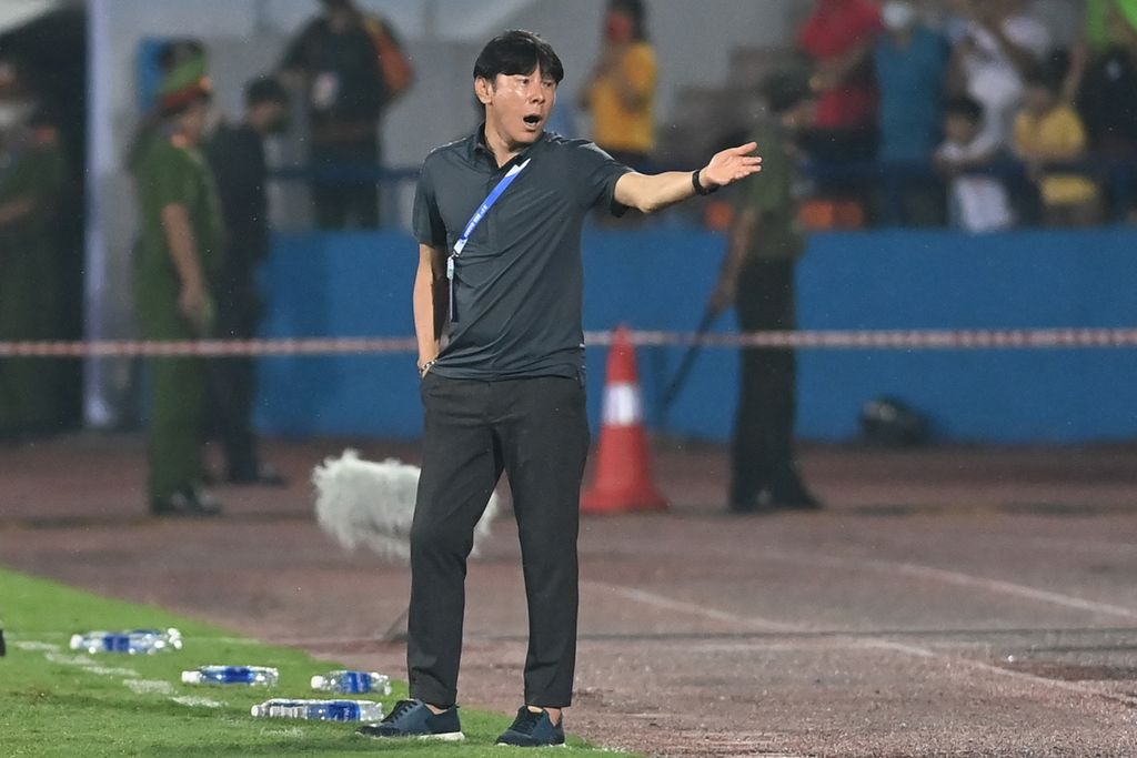 Pelatih Timnas Indonesia Shin Tae-yong memberi instruksi kepada para pemain pada laga pembuka Grup A SEA Games Vietnam 2021 antara Indonesia dan Vietnam di Stadion Viet Tri, Phu Tho, Vietnam, Jumat (6/5/2022). Shin optimistis anak asuhannya akan tampil lebih baik pada laga selanjutnya.