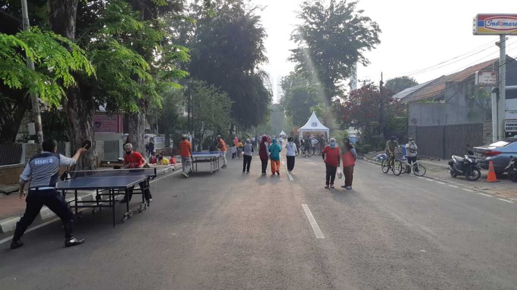 Sejumlah warga mengikuti kegiatan HBKB di Jalan Danau Tondano, Bendungan Hilir, Jakarta Pusat, Minggu (28/6/2020).