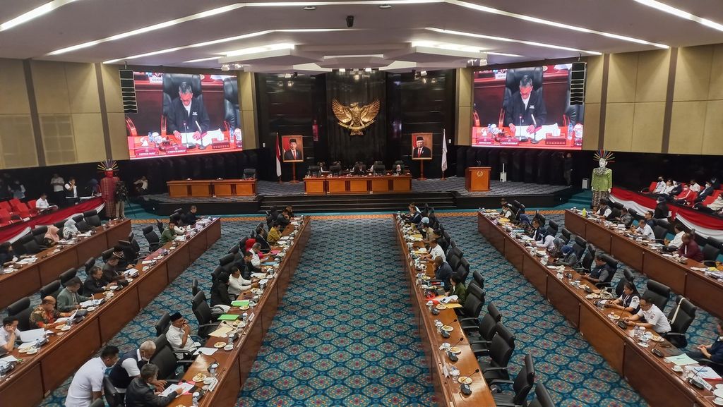 Ketua DPRD DKI Jakarta yang juga Ketua Badan Anggaran DPRD DKI Jakarta Prasetio Edi Marsudi memimpin rapat Badan Anggaran DPRD DKI Jakarta, Kamis (24/11/2022).