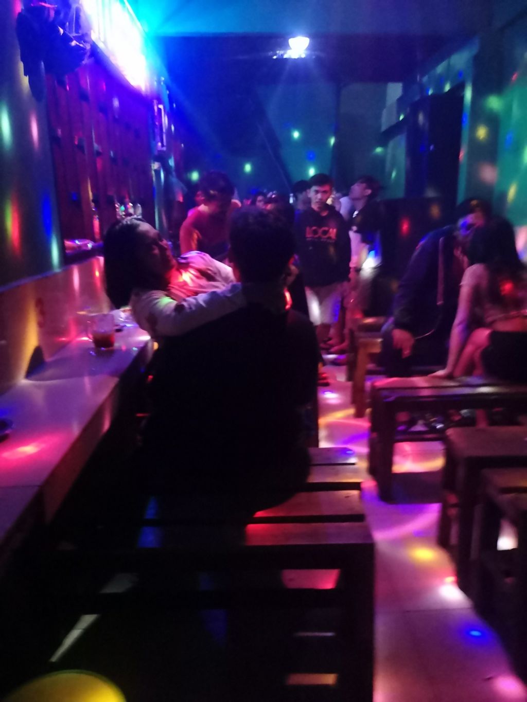 Suasana malam di sebuah kafe di Gang Royal, Rawa Bebek, Jakarta Utara, Senin (16/1/2023) dini hari. Di sepanjang gang ini berjejer kafe-kafe yang menjadi lokasi prostitusi saat malam hari.