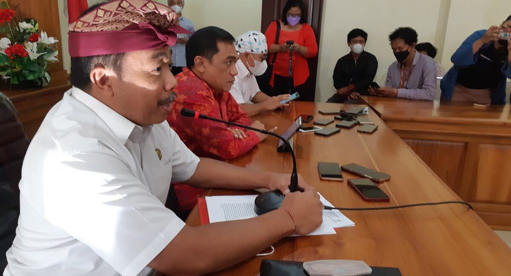 Kepala Balai Besar POM di Denpasar I Made Bagus Gerametta (kiri) dalam konferensi pers di Kantor Dinkes Provinsi Bali, Kota Denpasar, Sabtu (29/10/2022).