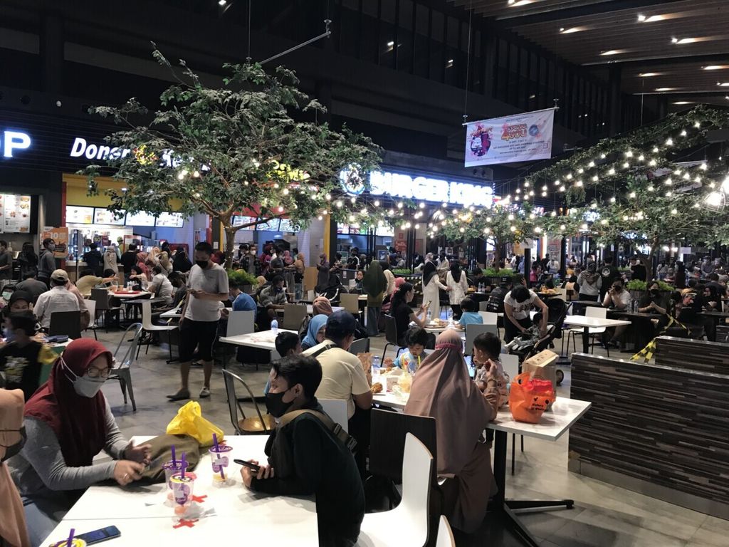 Warga menikmati kuliner di sebuah pusat perbelanjaan di kawasan Cakung, Jakarta Timur, Minggu (3/10/2021). 