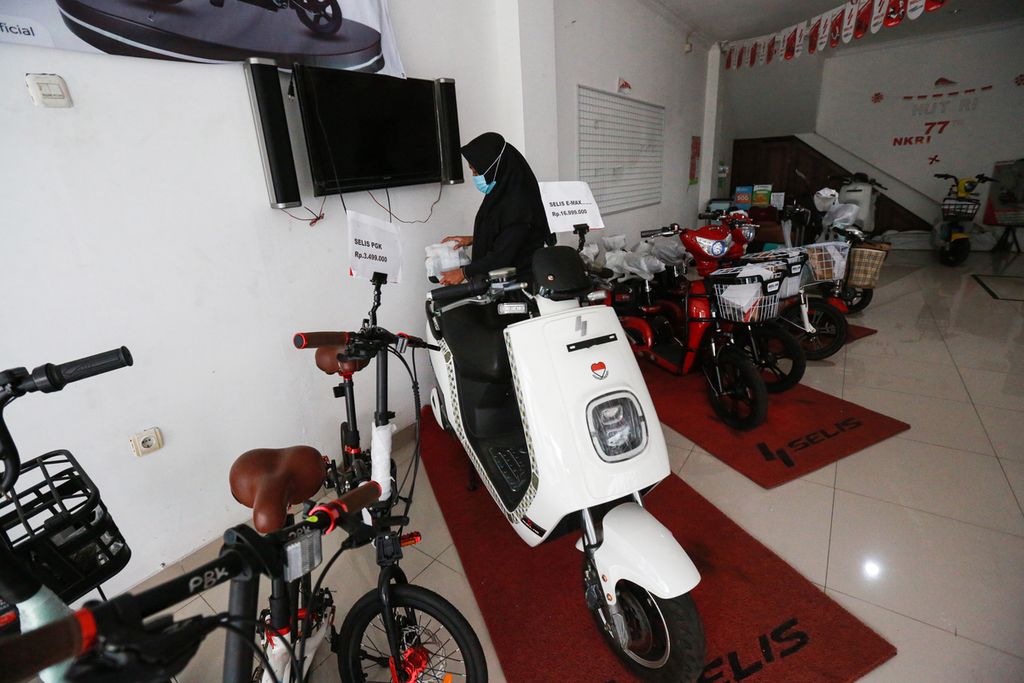 Pramuniaga memperlihatkan fitur pada sepeda motor listrik produksi dalam negeri merek Selis di dealer resminya di Kota Tangerang, Banten, Senin (12/12/2022). Pemerintah akan memberikan subsidi untuk kendaraan listrik, baik motor maupun mobil listrik.