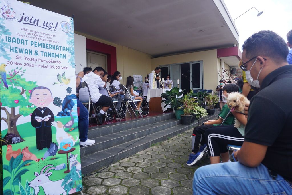 Suasana ibadat pemberkatan hewan peliharaan di Gereja Katolik Santo Yosep Purwokerto, Kabupaten Banyumas, Jawa Tengah, Minggu (20/11/2022).