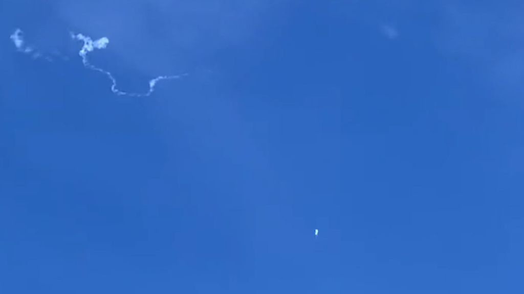 Foto yang diambil dari kamera video ponsel milik Haley Walsh di Pantai Myrtle, Carolina Selatan, Amerika Serikat, ini menunjukkan balon pengintai China setelah ditembak jatuh pesawat militer AS, Jumat (4/2/2023).