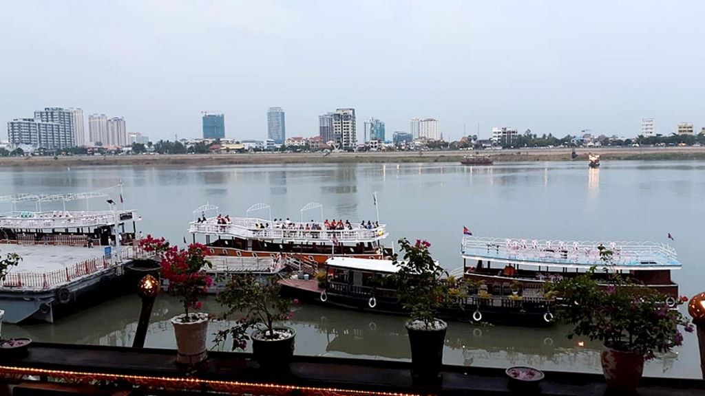 Kota Phnom Penh yang indah, dialiri Sungai Mekong, Bassac, dan Tonle Sap serta beberapa anak sungai lain. Tepian sungai menjadi halaman muka Phnom Penh yang dijaga kebersihannya dan menjadi salah satu atraksi wisata.