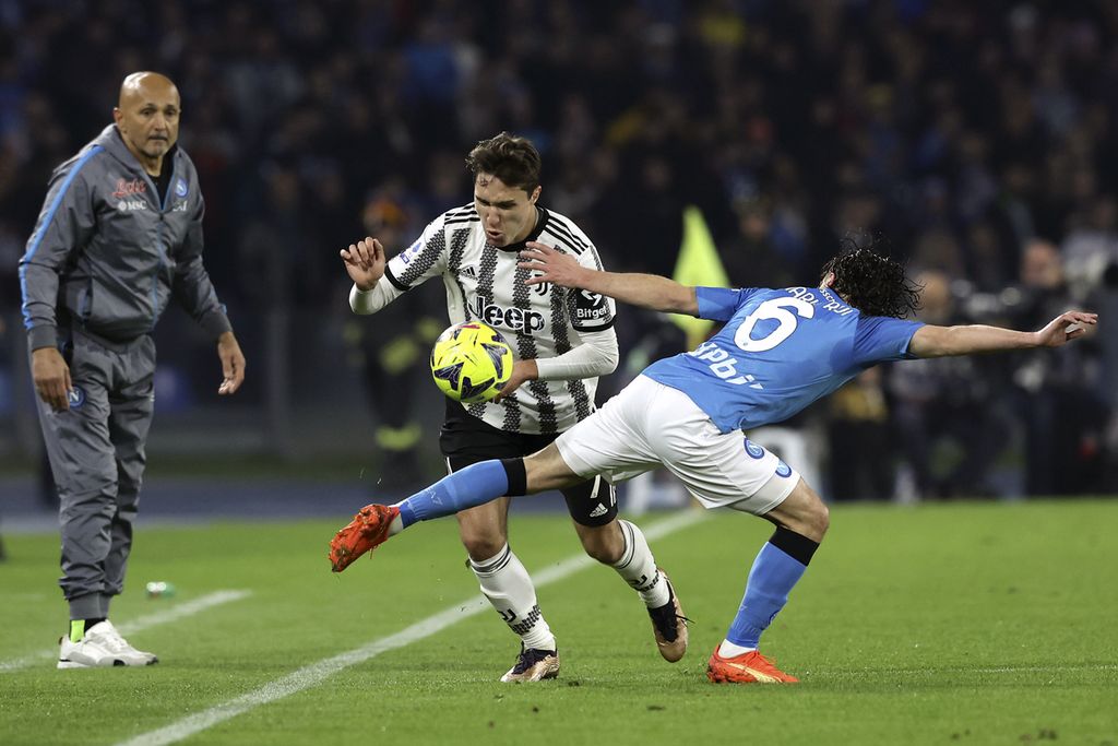 Aksi pemain Juventus, Federicho Chiesa (kiri), dan pemain Napoli, Mario Rui, dalam pertandingan Liga Italia antara Napoli dan Juventus di Stadion Diego Maradona di Napoli, Sabtu (14/1/2023).