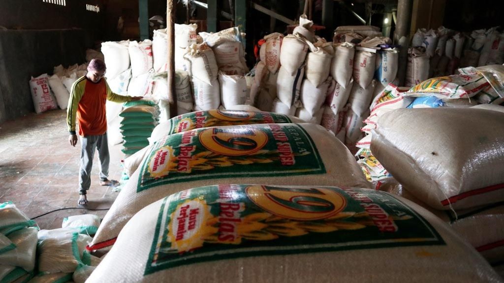 Pekerja mengemas beras untuk program bantuan pangan nontunai di sebuah pabrik penggilingan gabah di Desa Mundak Jaya, Kecamatan Cikedung, Kabupaten Indramayu, Jawa Barat, Kamis (10/10/2019). Beras premium itu diproduksi oleh Gabungan Kelompok Tani Mulus.