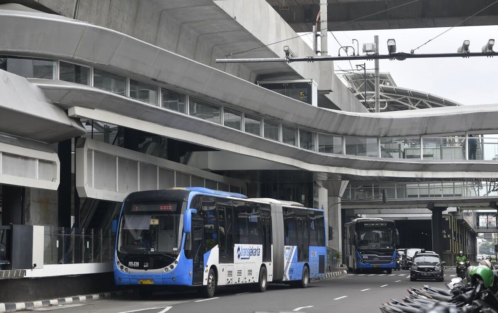 Bus Transjakarta berhenti di Halte Transjakarta CSW, Jakarta Selatan, Sabtu (15/1/2022).