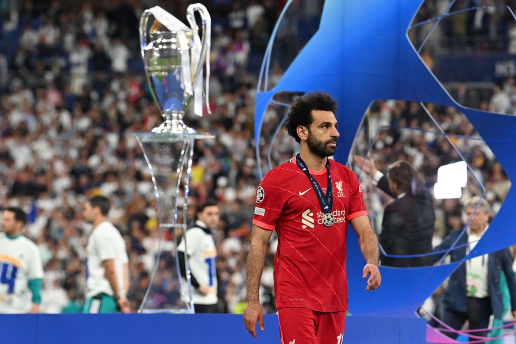 Penyerang Liverpool, Mohamed Salah, menerima medali perak usai laga melawan Real Madrid dalam laga final Liga Champions di Stadion Stade de France, Paris, Perancis, Minggu (29/5/2022) dini hari WIB. Salah memutuskan memperpanjang kontrak dengan Liverpool selama tiga tahun ke depan. 