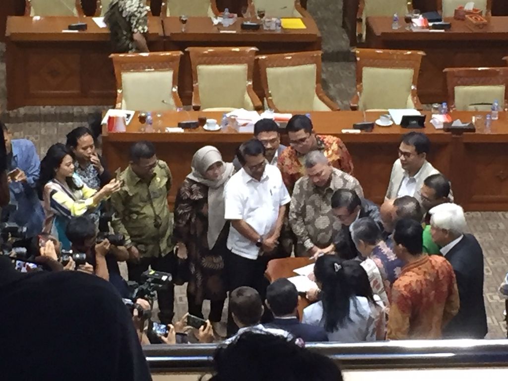 Sepuluh fraksi di DPR menyepakati RKUHP bersama-sama dengan pemerintah dalam pengesahan tingkat pertama pada rapat kerja antara Komisi III dan Kemenkumham di Gedung DPR, Jakarta, Rabu (18/9/2019).