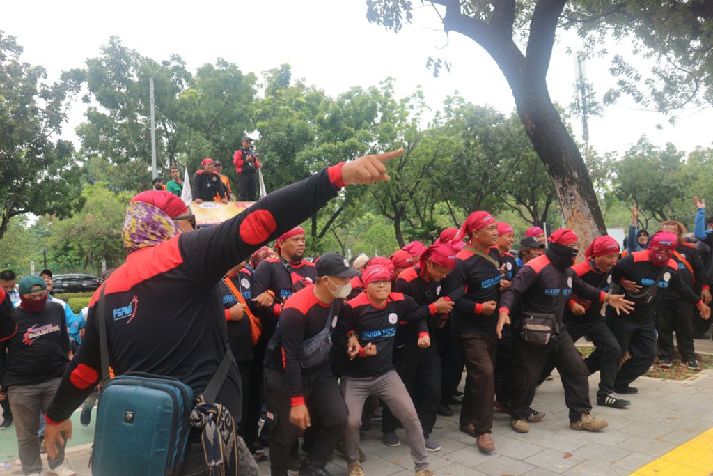 Para buruh sedang melakukan aksi unjuk rasa di depan Balai Kota Jakarta, Jumat (2/11/2022). Aksi itu digelar oleh gabungan organisasi buruh dan serikat pekerja yang menolak kenaikan Upah Minimum Provinsi (UMP) DKI Jakarta sebesar 5,6 persen. Mereka menuntut agar UMP dinaikkan 10,55 persen.