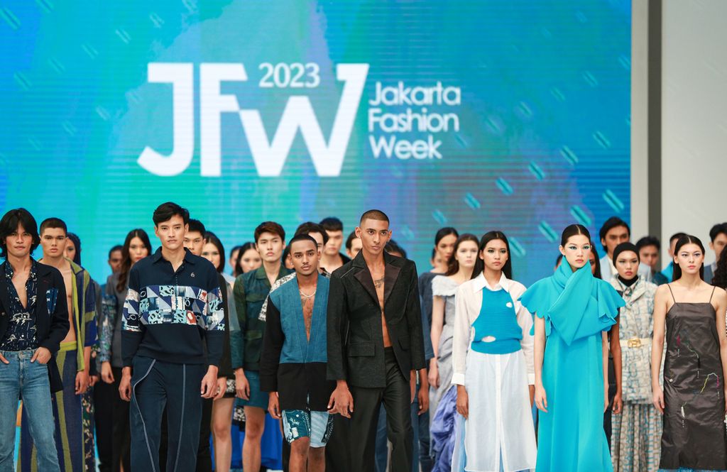 Model memperagakan busana pada pembukaan Jakarta Fashion Week 2023 di Pondok Indah Mall, Jakarta, Senin (24/10/2022). JFW 2023 mengangkat tema: "Fashion Reformation" yang menyiratkan semangat regenerasi di industri mode tanah air. Tema ini sekaligus menjadi bentuk perayaan kreativitas dan kebangkitan para insan mode seusai melalui masa pandemi.