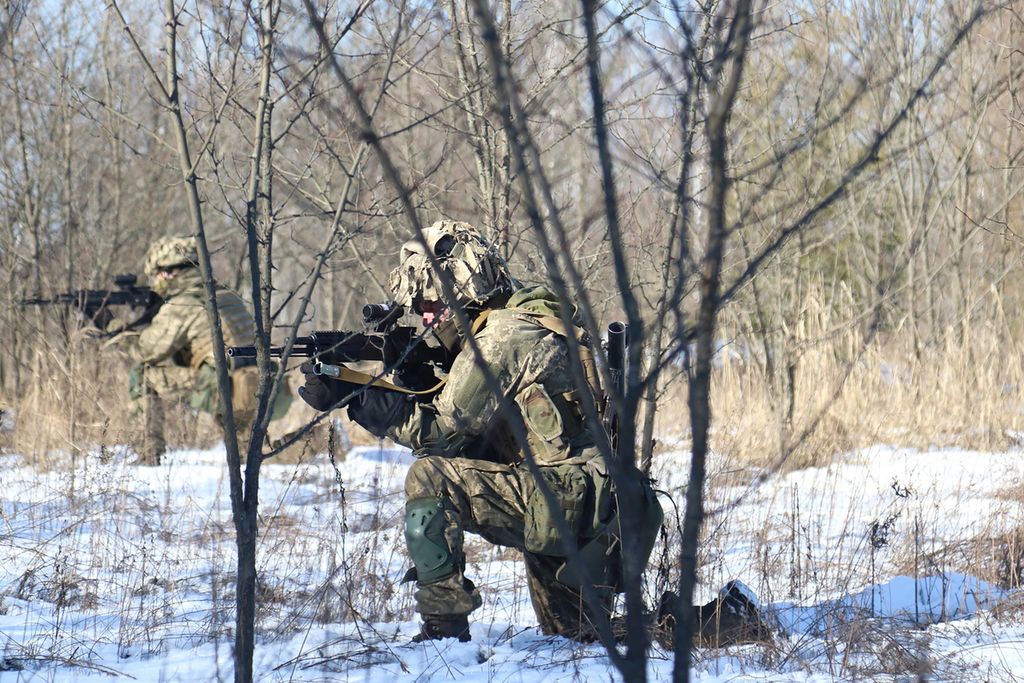 Tentara Ukraina dalam posisi siaga saat latihan perang diperlihatkan melalui gambar selebaran yang dirilis oleh layanan pers Staf Umum Angkatan Bersenjata Ukraina di Ukraina, Senin (27/2/2022).