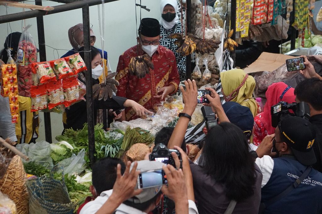 Ketua DPR Puan Maharani mengunjungi dan meresmikan Pasar Banjoemas di Kabupaten Banyumas, Jawa Tengah, Rabu (6/7/2022). Setelah peresmian itu, Puan berkeliling pasar sambil membagikan kaus bergambar dirinya.