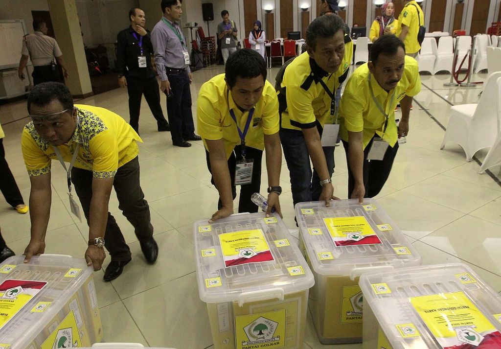 Sejumlah kader Partai Golkar membawa berkas pendaftaran Pemilu 2019 untuk diperiksa kelengkapannya di kantor Komisi Pemilihan Umum (KPU) di Gedung KPU, Jakarta, Minggu (15/10/2017).