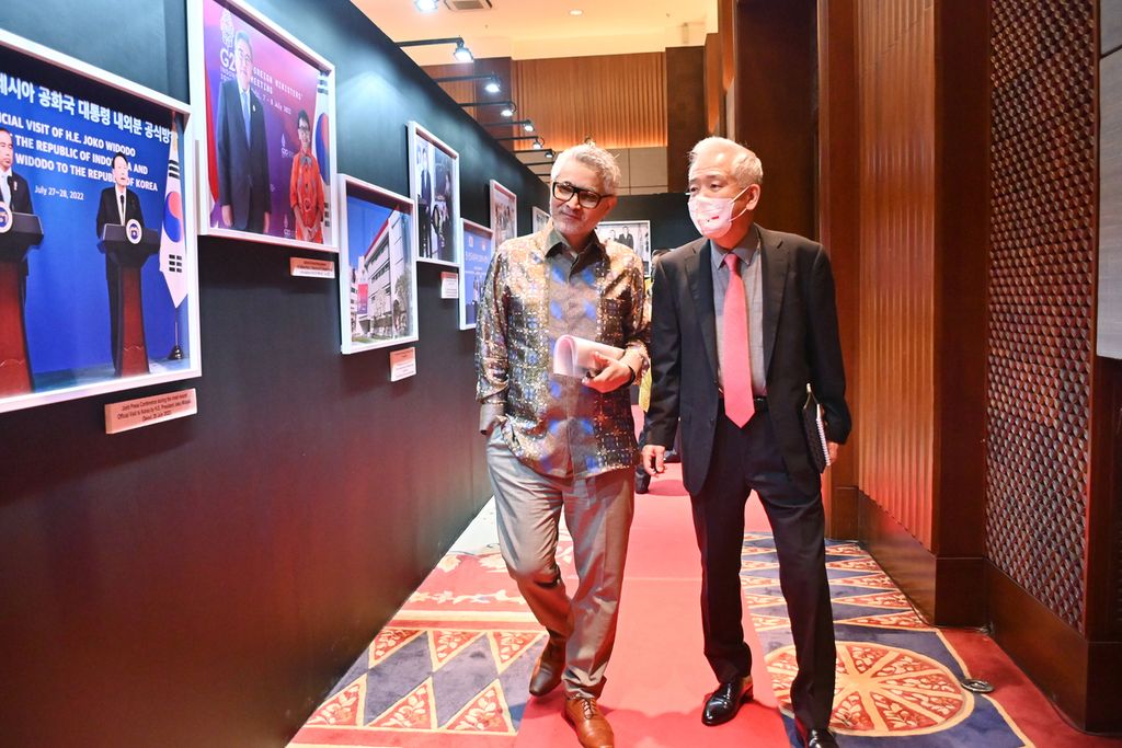 Direktur Jenderal Asia Pasifik dan Afrika Abdul Kadir Jailani (kiri) dan Duta Besar Korea Selatan di Jakarta Lee Sang Deok memperhatikan foto-foto yang dipasang di sela-sela acara dialog perayaan 50 tahun hubungan RI-Korsel, Kamis (26/1/2023), di Jakarta.