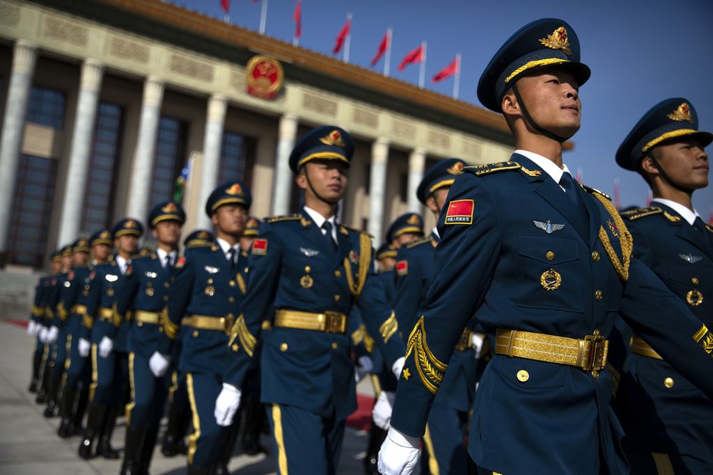 Anggota pasukan kehormatan China berbaris dalam formasi sebelum upacara penyambutan Perdana Menteri Kepulauan Solomon, Manasseh Sogavare, di Gedung Balai Agung Rakyat di Beijing, China, 9 Oktober 2019. 
