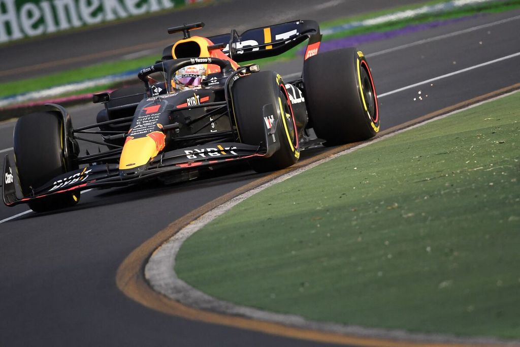Pebalap Red Bull, Max Verstappen, memacu mobilnya pada sesi latihan bebas kedua Formula 1 seri Australia di Melbourne, Jumat (8/4/2022). Ia meraih waktu tercepat kedua, di belakang rivalnya, Charles Leclerc, pada sesi itu.