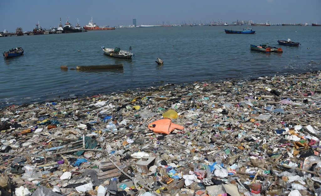 Pantai tercemar sampah di sekitar Pelabuhan Kamal di Kabupaten Bangkalan, Jawa Timur, Selasa (8/6/2021). Tanggal 8 Juni dikenal dengan Hari Laut Sedunia. Sebagai kawasan tangkapan ikan, Selat Madura tercemar oleh limbah yang sebagian besar didominasi limbah rumah tangga melalui sungai yang bermuara ke selat. Sejumlah penelitian menemukan kandungan mikroplastik pada air dan sedimen di selat tersebut.