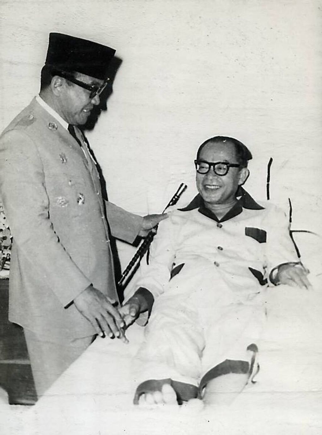 Presiden Soekarno (kiri) mengunjungi Bung Hatta yang sedang sakit dan dirawat di RSUP pada 12 Juli 1963. 
