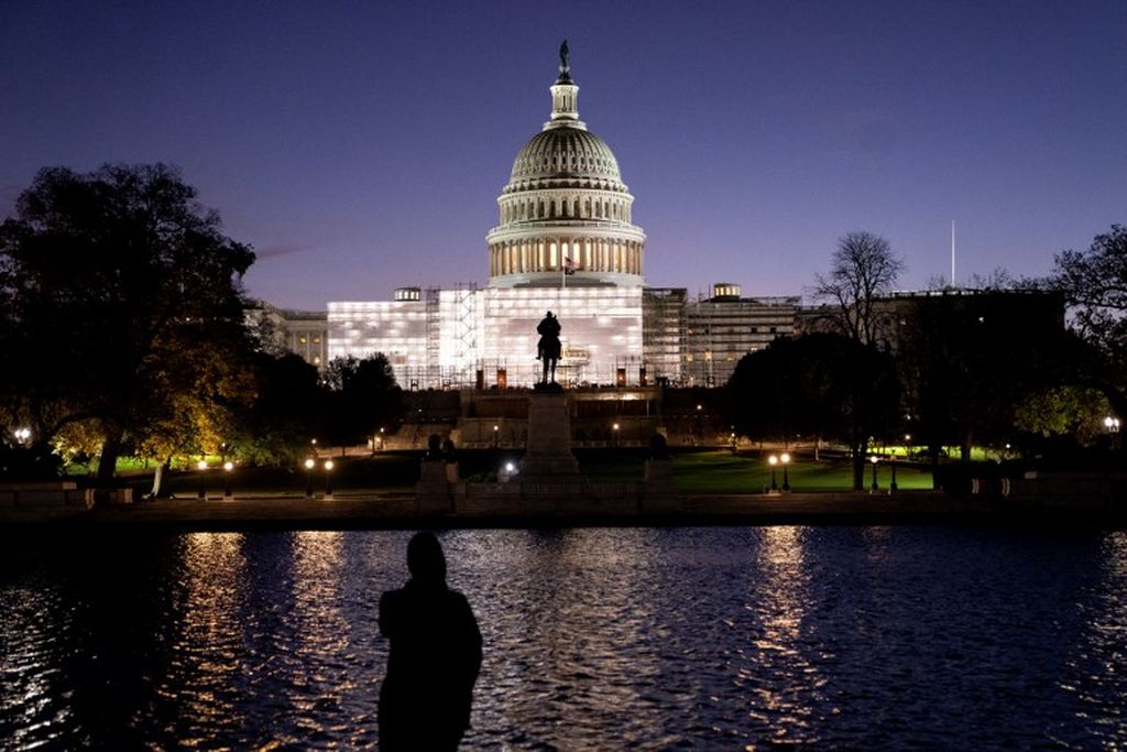 Dalam foto yang diambil pada Selasa, 8 November 2022, tampak gedung Capitol AS dalam suasana pagi hari di Washington DC, menjelang detik-detik dimulainya pemungutan suara pemilu paruh waktu AS.