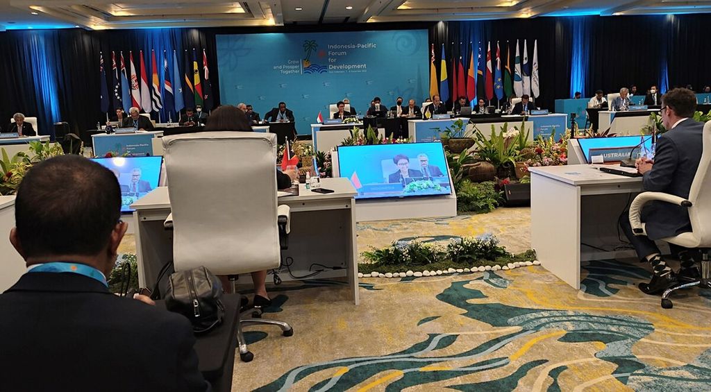 Menteri Luar Negeri Retno Lestari Priansari Marsudi (tengah) memberikan sambutan dalam pertemuan Indonesia - Pacific Forum for Development 2022 di Nusa Dua, Badung, Bali, Rabu (7/12/2022). 