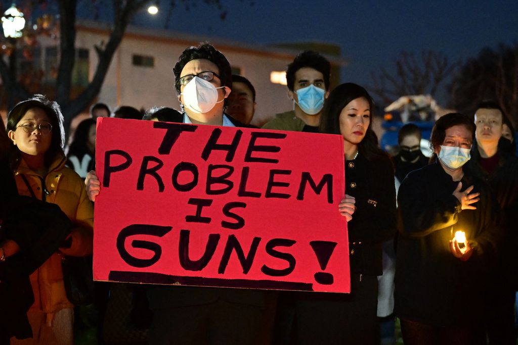 Orang-orang menghadiri acara doa untuk korban penembakan massal di depan Balai Kota di Monterey Park, California, AS, pada 24 Januari 2023. Huu Can Tran, imigran Asia berusia 72 tahun, membunuh 11 orang sebelum menembak dirinya sendiri saat polisi mendekatinya. 