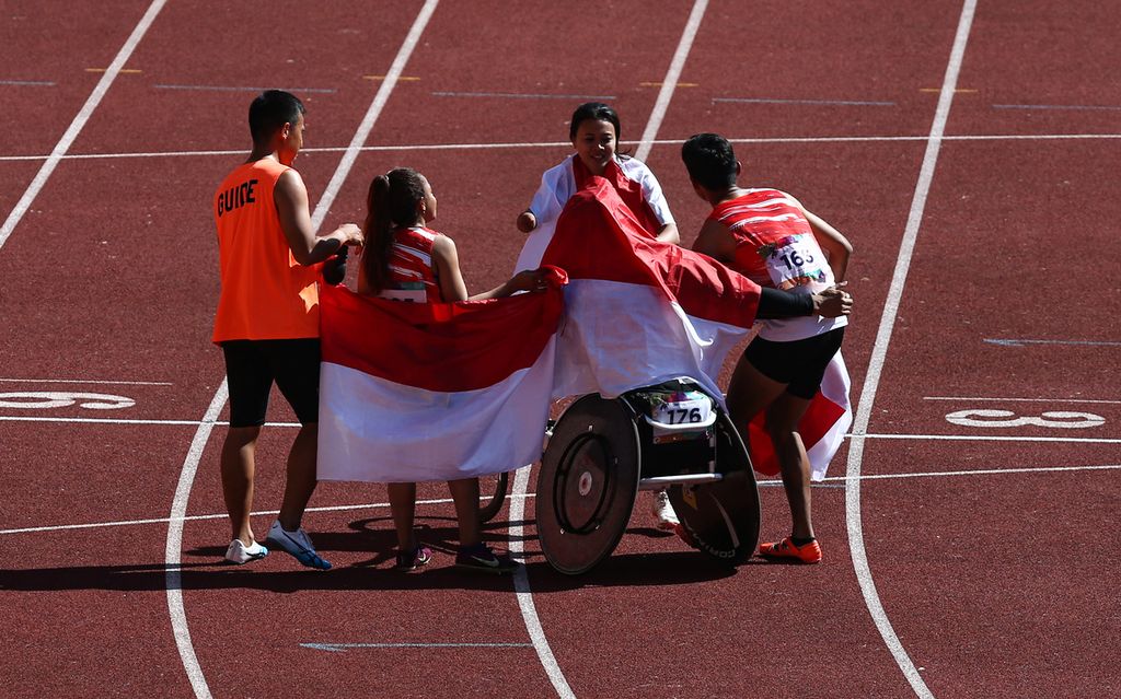Selebrasi kemenangan atlet atletik Indonesia, Jaenal Arifin, Nanda Mei Sholihah, Susan Unggu, serta Saptoyogo Purnomo, yang mempersembahkan medali emas pada final nomor estafet campuran 4 x 100 meter klasifikasi T11-54 ASEAN Para Games 2022 di Stadion Manahan Surakarta, Jateng, Jumat (5/8/2022).