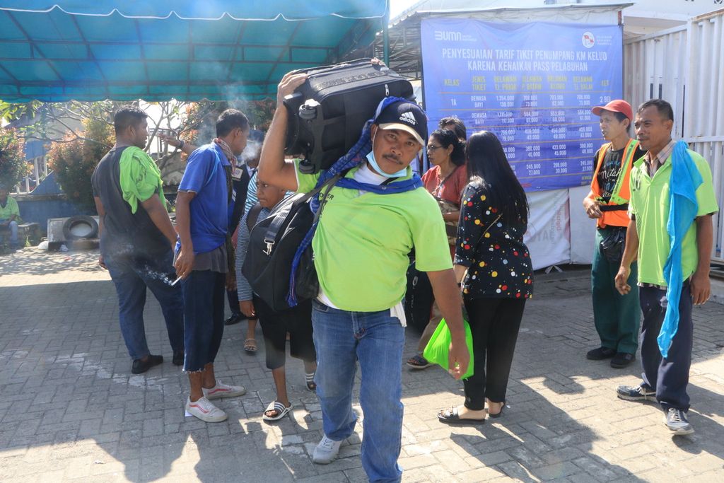 Kuli angkut membantu penumpang mengangkat barang ke atas Kapal Motor Penumpang Kelud yang hendak berangkat ke Batam dan Jakarta dari Pelabuhan Belawan, Medan, Sumatera Utara (7/3/2023). 