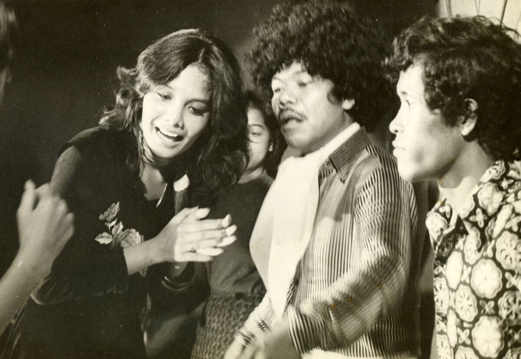 Christine Hakim dan Benyamin S dalam film <i>Si Doel Anak Modern</i>, 1976.