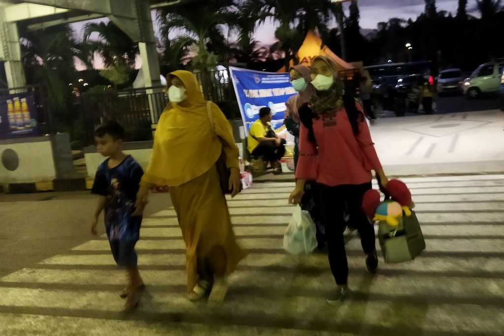 Calon penumpang tiba di pintu utama Pelabuhan Bakauheni, Lampung, Minggu (8/5/2022). Dari 3 Mei 2022 hingga 7 Mei 2022 atau H+4 tercatat ada 524.816 orang atau 58,7 persen menyeberang menuju Pulau Jawa.