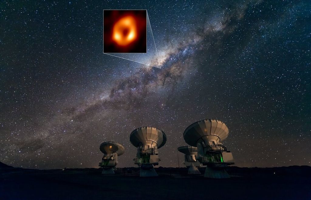 Teleskop Atacama Large Millimeter/Submillimeter Array (ALMA) dengan latar belakang pusat galaksi Bimasakti. Di pusat galaksi itu terdapat lubang hitam supermasif Sagittarius A* yang citranya baru diumumkan pada Kamis (12/5/2022).