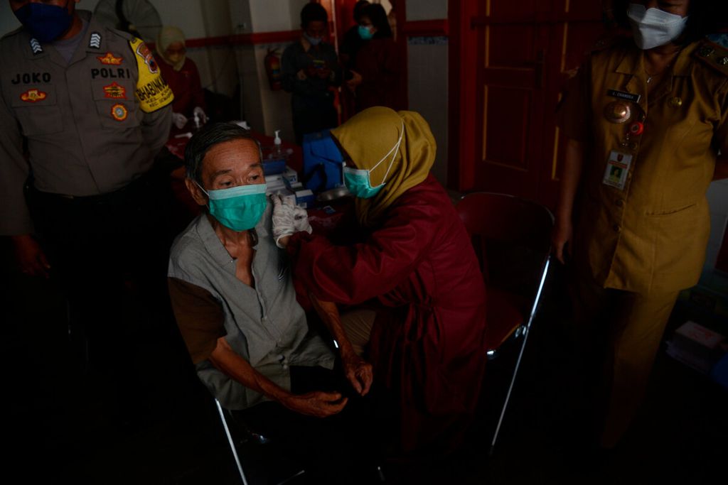 Warga lanjut usia yang mendapatkan vaksin lanjutan di Gang Pinggir, Kota Semarang, Jawa Tengah, Senin (7/3/2022). Total kebutuhan vaksin <i>booster</i> atau lanjutan tahun 2022 sebanyak 231,4 juta dosis. 