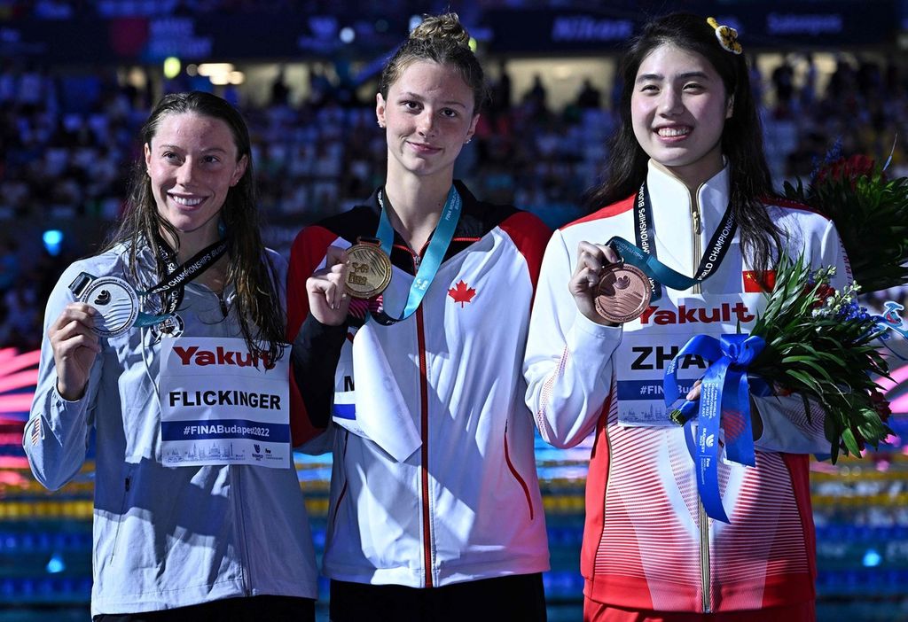 Para peraih medali pada nomor 200 meter gaya kupu-kupu putri dalam Kejuaraan Dunia Renang di Duna Arena, Budapest, Hongaria, Rabu (22/6/2022). (Dari kiri ke kanan) Hali Flickinger, peraih perak dari AS; Summer McIntosh, peraih emas dari Kanada; serta Zhang Yufei, peraih perunggu dari China.