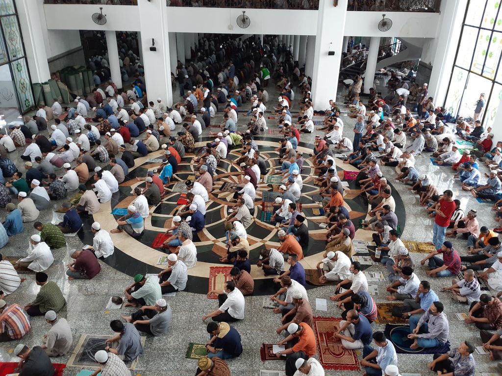 Aktivitas beribadah di Masjid Agung SMB I Palembang, Jumat (20/3/2020).