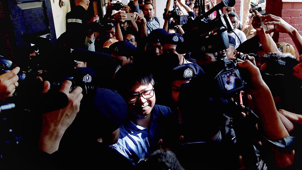  Mitranya,  Wa Lone, yang juga bekerja untuk Reuters, secara terpisah tiba di pengadilan di Yangon  .
