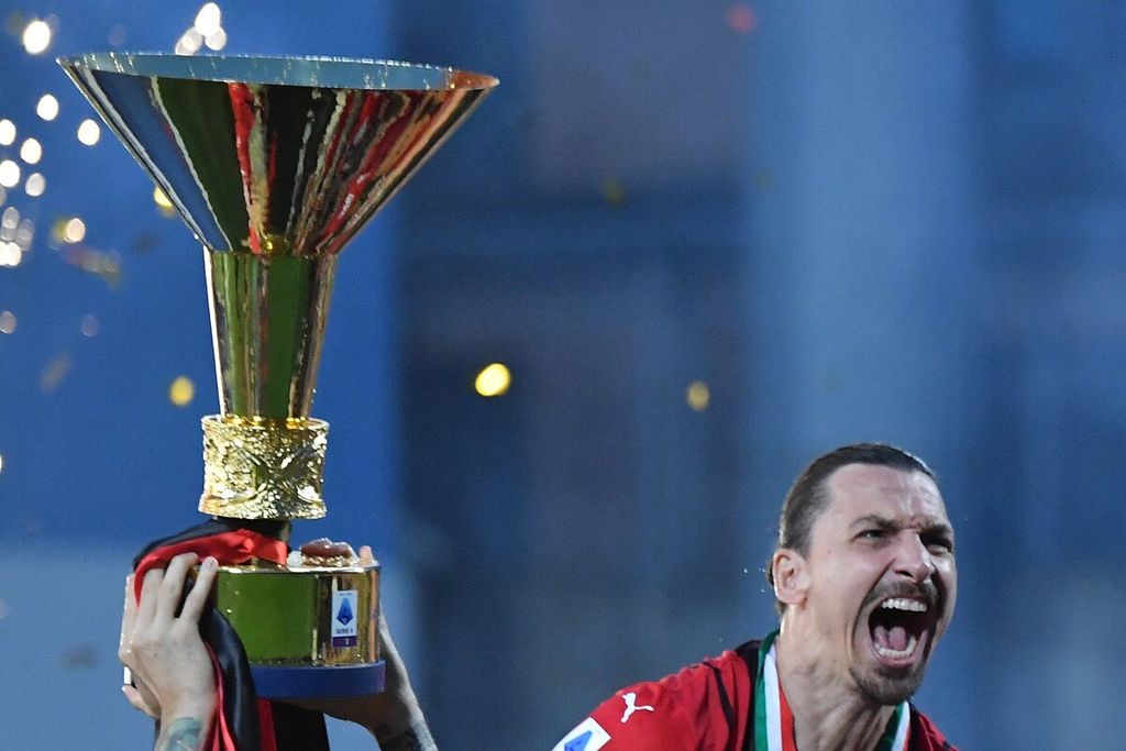 Penyerang veteran AC Milan, Zlatan Ibrahimovic, berteriak gembira saat merayakan kesuksesan Milan meraih <i>scudetto </i>seusai laga pekan terakhir melawan Sassuolo di Stadion Mapei, Reggio Emilia, Minggu (22/5/2022). Pemain berusia 40 tahun itu adalah satu-satunya anggota skuad Milan juara Serie A 2010/2011, saat terakhir Milan juara, yang masih bermain dalam tim Milan musim ini.