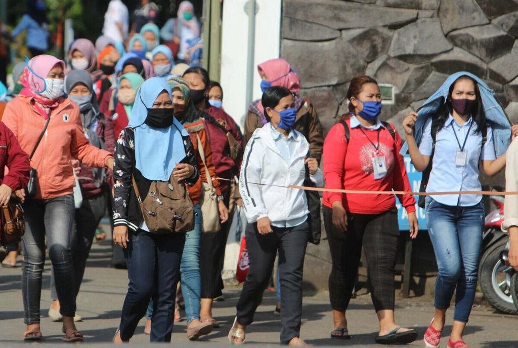 Pekerja industri garmen di Dayeuhkolot, Kabupaten Bandung, Jawa Barat, pulang setelah bekerja di pabrik, Kamis (23/4/2020) sore. 