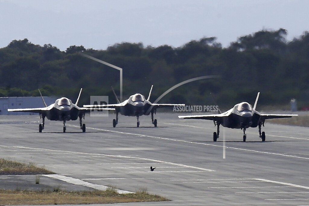 Pesawat tempur F-35B mendarat di atas landasan pacu di Pangkalan Angkatan Udara Akrotiri Royal di kota Limassol, Siprus, 21 Mei 2019. 