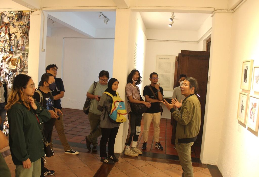 Kurator pameran seni kolase “Cutting Cyclus”, Hafiz Rancajale (kanan), berdialog dengan pengunjung di Auditorium Cemara 6 Galeri di Museum Toeti Heraty, Jakarta, Sabtu (14/1/2023).