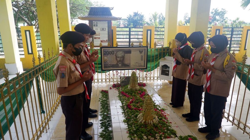 Anggota Gerakan Pramuka berdoa di makam pahlawan nasional Pangeran Antasari pada peringatan 160 tahun wafat Pangeran Antasari di Banjarmasin, Kalimantan Selatan, Selasa (11/10/2022). Pangeran Antasari wafat pada umur 65 tahun. Ia menjadi pahlawan nasional pertama dari Kalimantan Selatan.