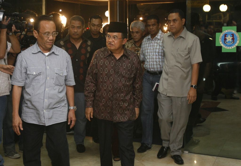 Wapres Besuk Soeharto -Wakil Presiden Jusuf Kalla bersama Ny Muffida Jusuf Kalla datang dan membesuk mantan Presiden Soeharto di Rumah Sakit Pusat Pertamina (RSPP) Jakarta, Jumat (11/1) malam. Kondisi kesehatan mantan Presiden Soeharto dikabarkan malam ini kritis.