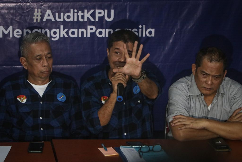 Sekretaris Jenderal Partai Rakyat Adil Makmur (Prima) Dominggus Oktavianus (tengah) berbicara saat konferensi pers di Kantor DPP Prima, Jakarta, Jumat (3/3/2023). 