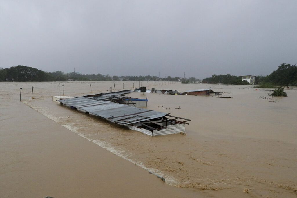 Bangunan terendam banjir karena luapan sungai yang diakibatkan badai Vamco di Marikina, Manila, Filipina, Kamis (12/11/2020). Badai tropis ke-21 yang melanda FIlipina selama tahun 2020 menyebabkan banjir besar di Manila.