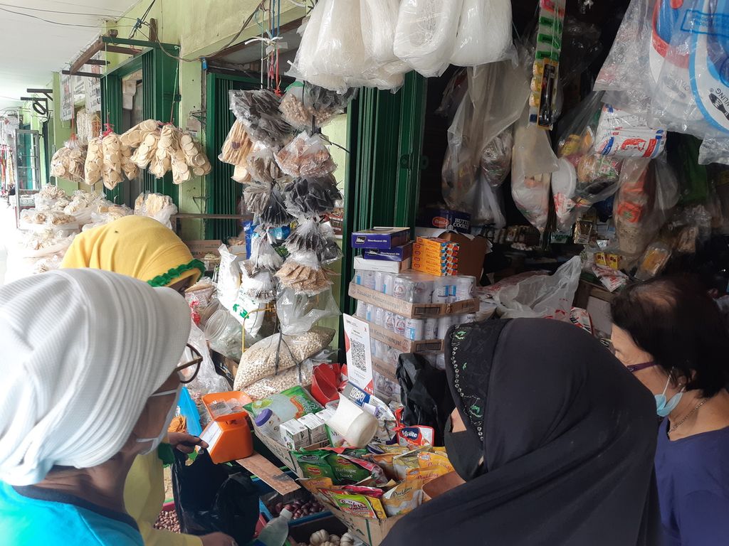 Aktivitas di Pasar Gubah, Palembang, Sumatera Selatan, Minggu (14/12/2021). Aktivitas pasar di Sumsel mulai beradaptasi dengan kecanggihan teknologi. Langkah ini dilakukan agar pasar tradisional tidak ditinggalkan.