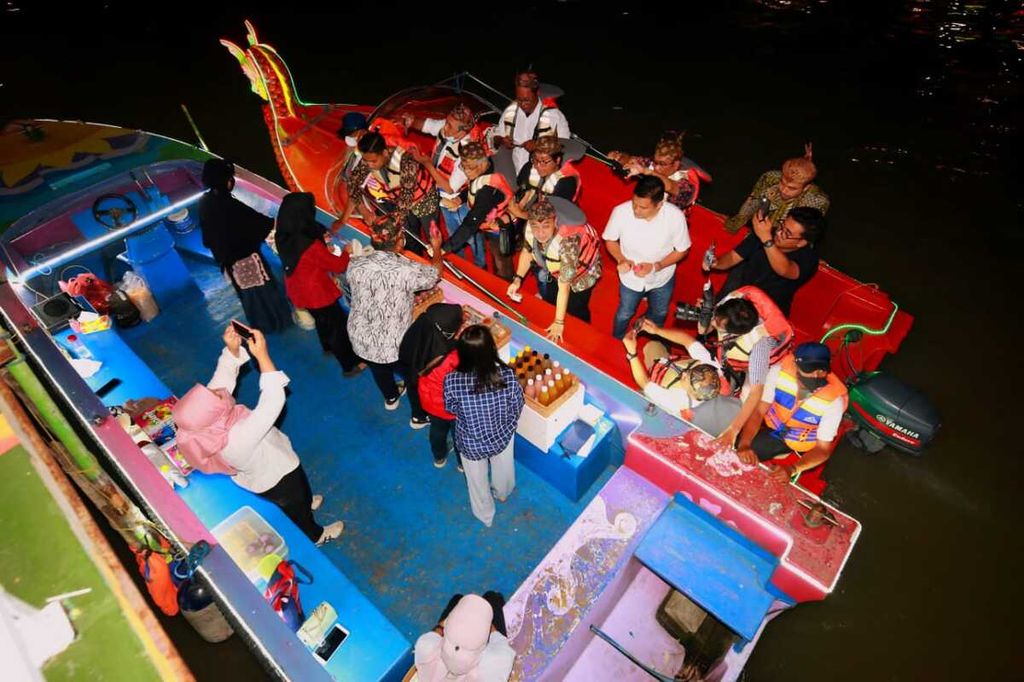 Sembari menaiki perahu, puluhan awak media pada Rabu (15/6/2022) menikmati eksotisme malam di Kota Surabaya dengan menyusuri Kalimas. Rombongan berangkat dari dermaga Monkasel dan singgah di pasar apung dermaga Taman Prestasi. Perjalanan dilanjutkan dengan menikmati pameran lukisan di dermaga Taman Ekspresi dan berakhir di dermaga Siola.